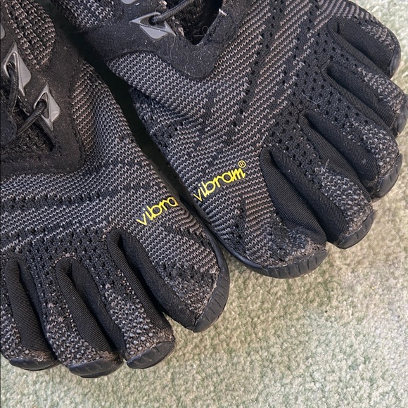 Vibram Black FiveFingers Toe Shoes - Picture 2 of 7